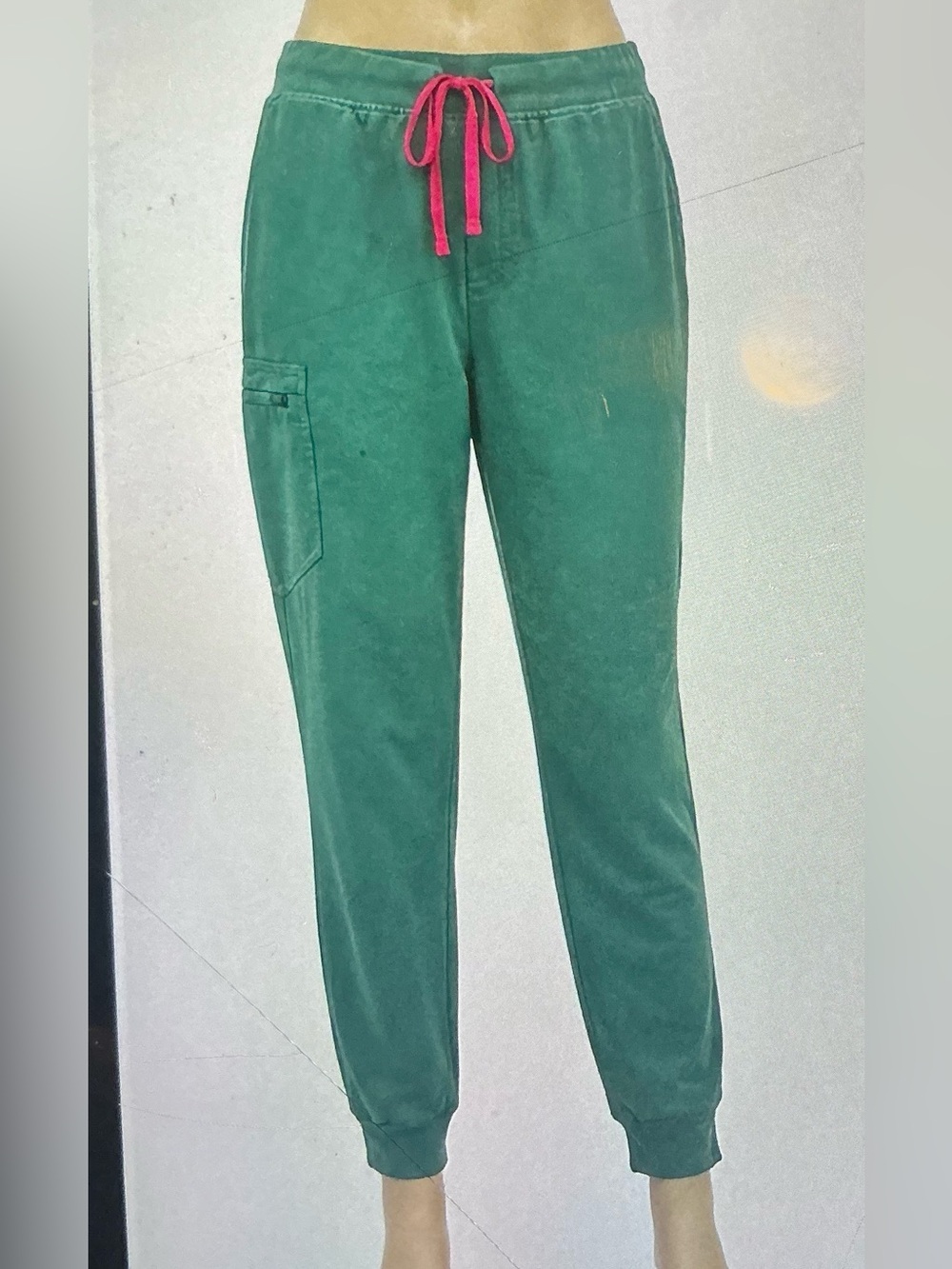 FIGS WOMEN ZAMORA EMERALD GREEN JOGGER SCRUB PANTS WITH PINK DRAWSTRING. (L/T)